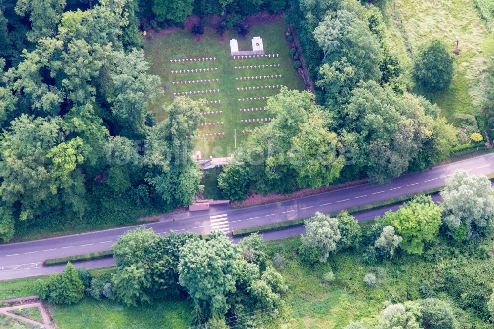 Luftaufnahme Wissembourg - Grabreihen auf dem Gelände des Soldatenfriedhofes für italienische und russische Soldaten des Krieges von 1914-18 in Weiler bei Wissembourg in Grand Est, Frankreich