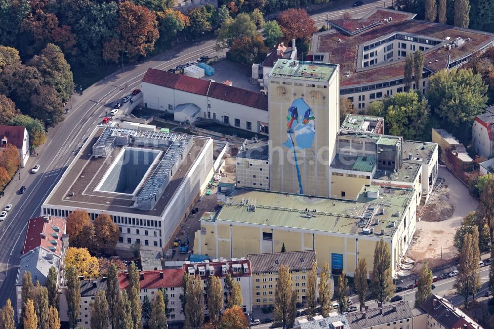 Luftbild München - Graffiti Künstler am Malzsilo der ehemaligen Paulaner- Brauerei am Nockherberg in München im Bundesland Bayern