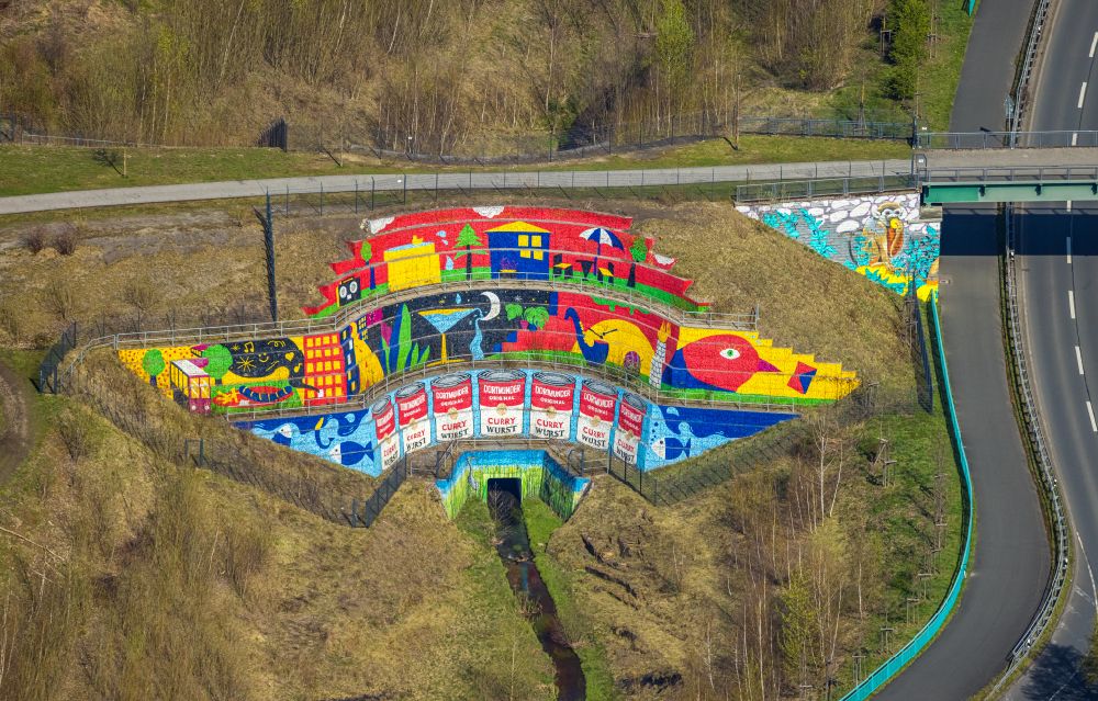 Dortmund von oben - Graffiti- Kunstwerk und Großflächen- Malerei an einer Fassade einer Brücke im Ortsteil Rombergpark in Dortmund im Bundesland Nordrhein-Westfalen, Deutschland