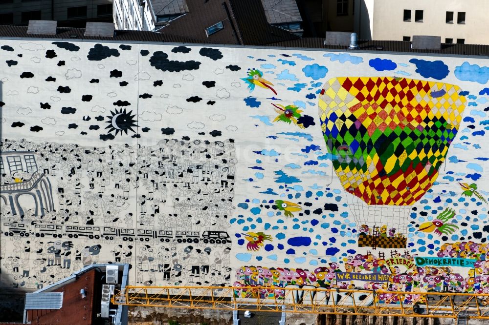Luftaufnahme Leipzig - Graffiti- Kunstwerk und Großflächen- Malerei an der Fassade des Leipzig Marriott Hotel in Leipzig im Bundesland Sachsen, Deutschland