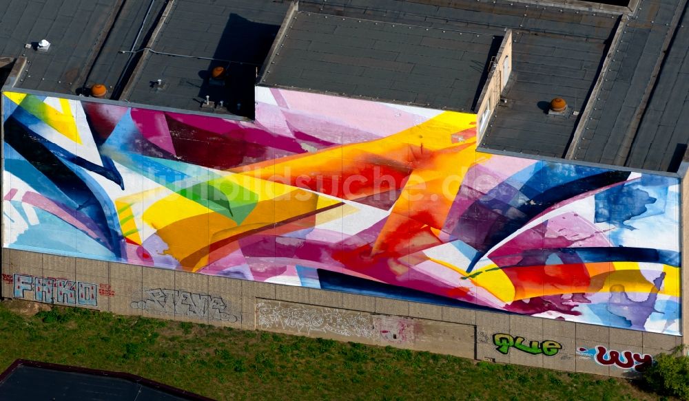 Luftbild Leipzig - Graffiti- Kunstwerk und Großflächen- Malerei an der Fassade am Museum INSPIRATA in der Straße des 18. Oktober in Leipzig im Bundesland Sachsen, Deutschland