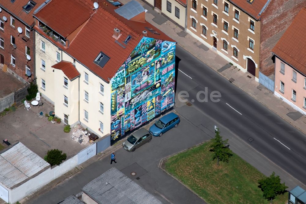 Luftbild Erfurt - Graffiti- Kunstwerk und Großflächen- Malerei an einer Fassade an der Salzstraße in Erfurt im Bundesland Thüringen, Deutschland