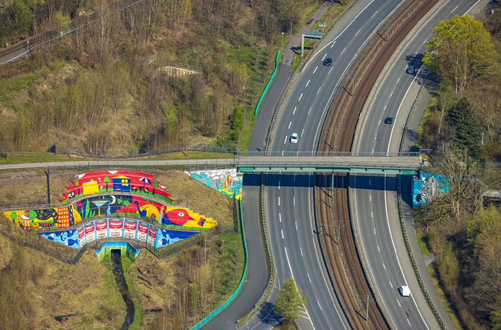 Dortmund aus der Vogelperspektive: Graffiti- Kunstwerk und Großflächen- Malerei an einer Fassade einer Brücke im Ortsteil Rombergpark in Dortmund im Bundesland Nordrhein-Westfalen, Deutschland