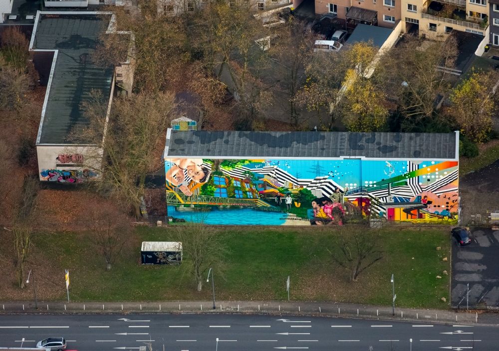 Luftbild Essen - Graffiti- Kunstwerk und Großflächen- Malerei an einer Fassade eines Gebäudes an der Alfredstraße im Ortsteil Stadtbezirke II in Essen im Bundesland Nordrhein-Westfalen