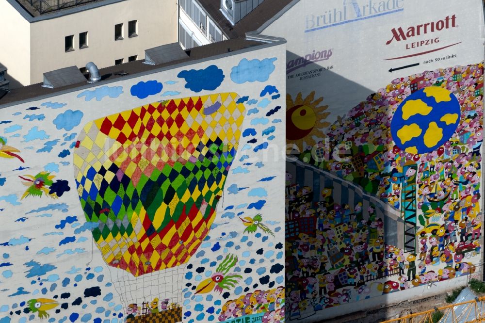 Luftbild Leipzig - Graffiti- Kunstwerk und Großflächen- Malerei an der Fassade des Leipzig Marriott Hotel in Leipzig im Bundesland Sachsen, Deutschland