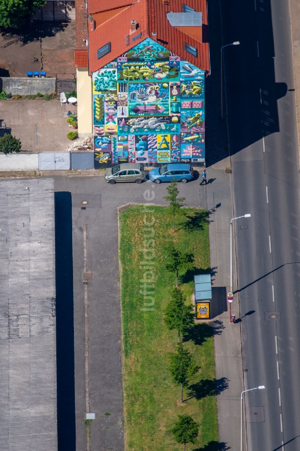 Luftaufnahme Erfurt - Graffiti- Kunstwerk und Großflächen- Malerei an einer Fassade an der Salzstraße in Erfurt im Bundesland Thüringen, Deutschland
