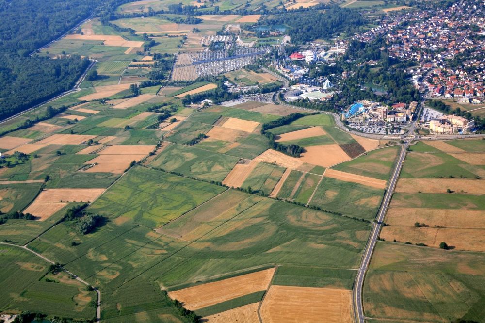 Luftaufnahme Rust - Grasflächen- und Ackerland- Strukturen in der Landschaft am Oberrhein in Rust im Bundesland Baden-Württemberg, Deutschland