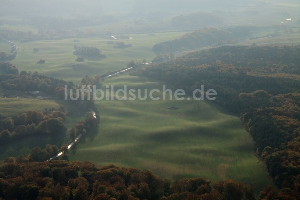 Luftaufnahme Altkünkendorf - Grasflächen- Strukturen einer Feld- Landschaft in Altkünkendorf im Bundesland Brandenburg