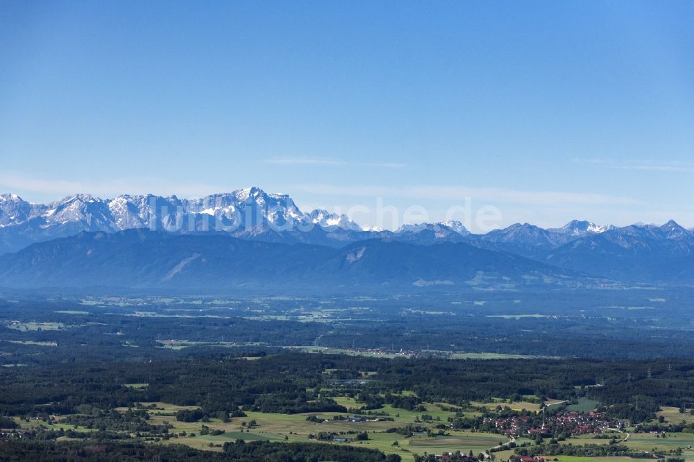 Grainau von oben - Grasflächen- Strukturen einer Feld- Landschaft mit Blick auf die Zugspitze und Alpen in Grainau im Bundesland Bayern, Deutschland