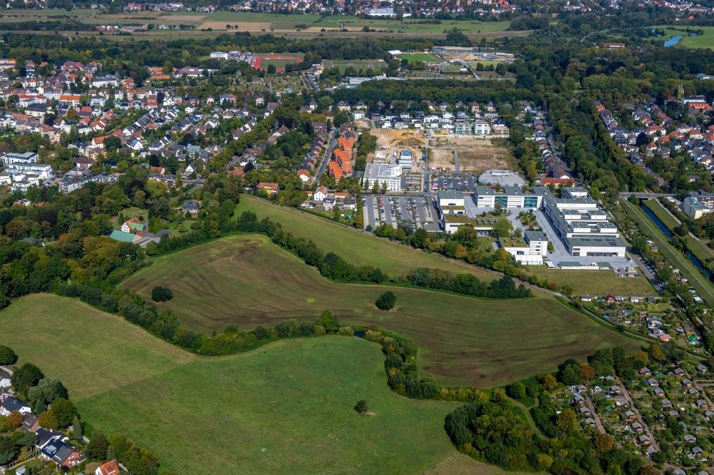 Luftaufnahme Hamm - Grasflächen- Strukturen einer Feld- Landschaft entlang der Ahse in Hamm im Bundesland Nordrhein-Westfalen, Deutschland