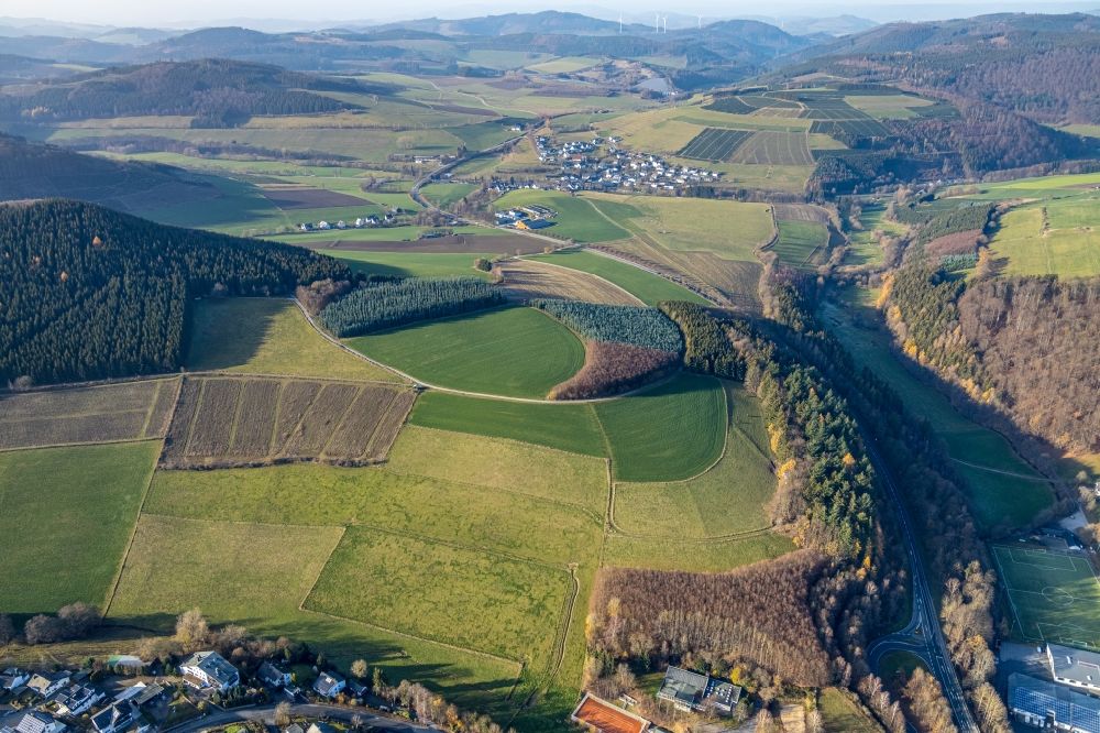 Gellinghausen von oben - Grasflächen- Strukturen einer Feld- Landschaft in Gellinghausen im Bundesland Nordrhein-Westfalen, Deutschland
