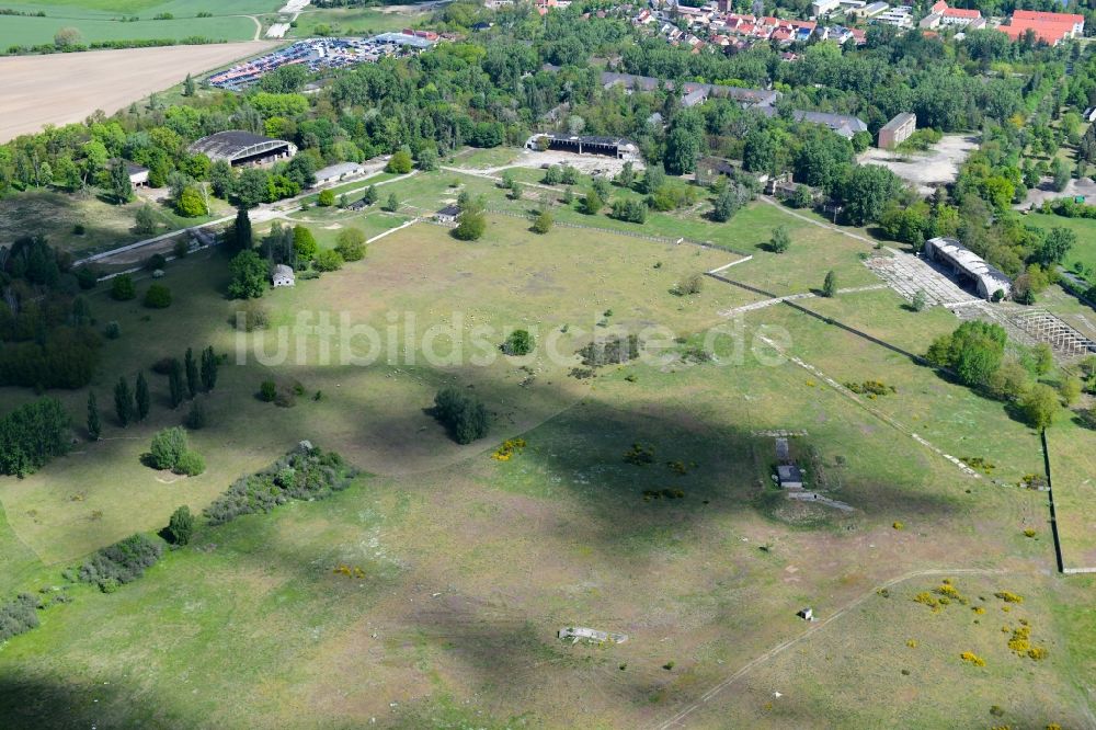 Luftbild Jüterbog - Grasflächen- Strukturen einer Feld- Landschaft auf dem Gelände der ehemaligen Kaserne Jüterboger Damm-Kaserne in Jüterbog im Bundesland Brandenburg, Deutschland