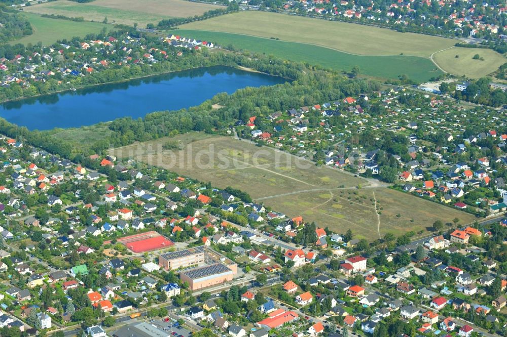 Luftbild Berlin - Grasflächen- Strukturen einer Feld- Landschaft am Hultschiner Damm im Ortsteil Mahlsdorf in Berlin, Deutschland