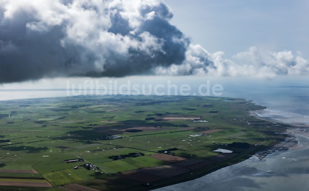 Oevenum von oben - Grasflächen- Strukturen einer Feld- Landschaft auf der Insel Föhr in Oevenum im Bundesland Schleswig-Holstein, Deutschland