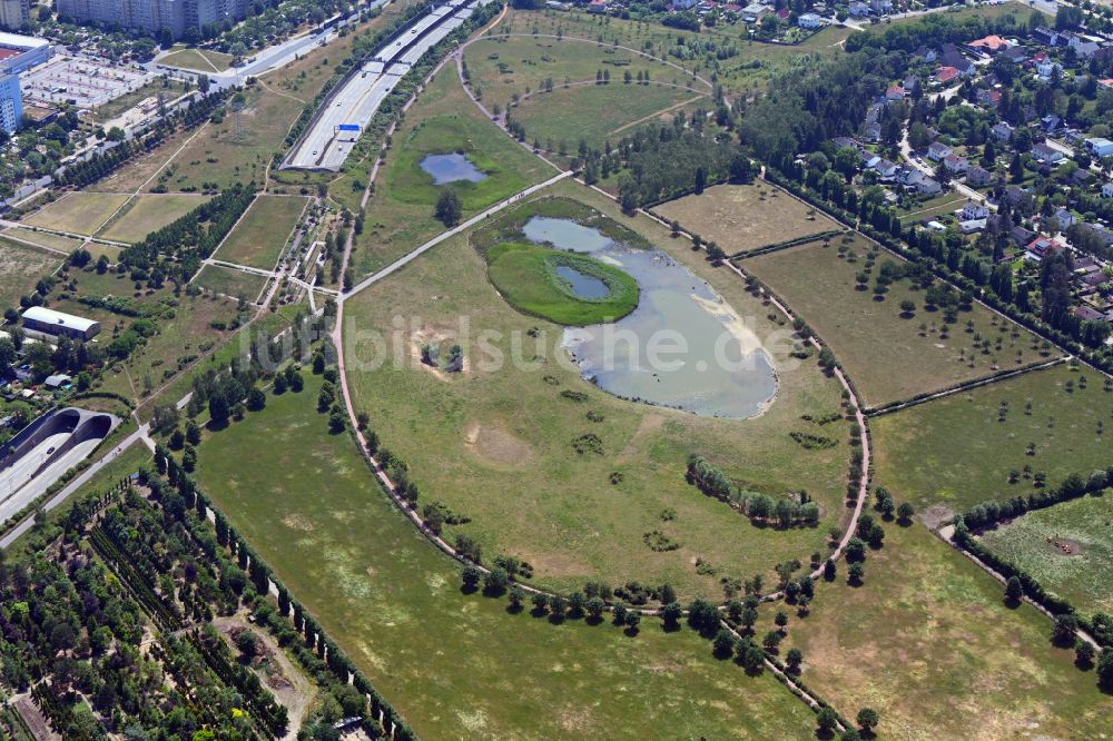 Berlin aus der Vogelperspektive: Grasflächen- Strukturen einer Feld- Landschaft Landschaftspark Rudow-Altglienicke in Berlin, Deutschland