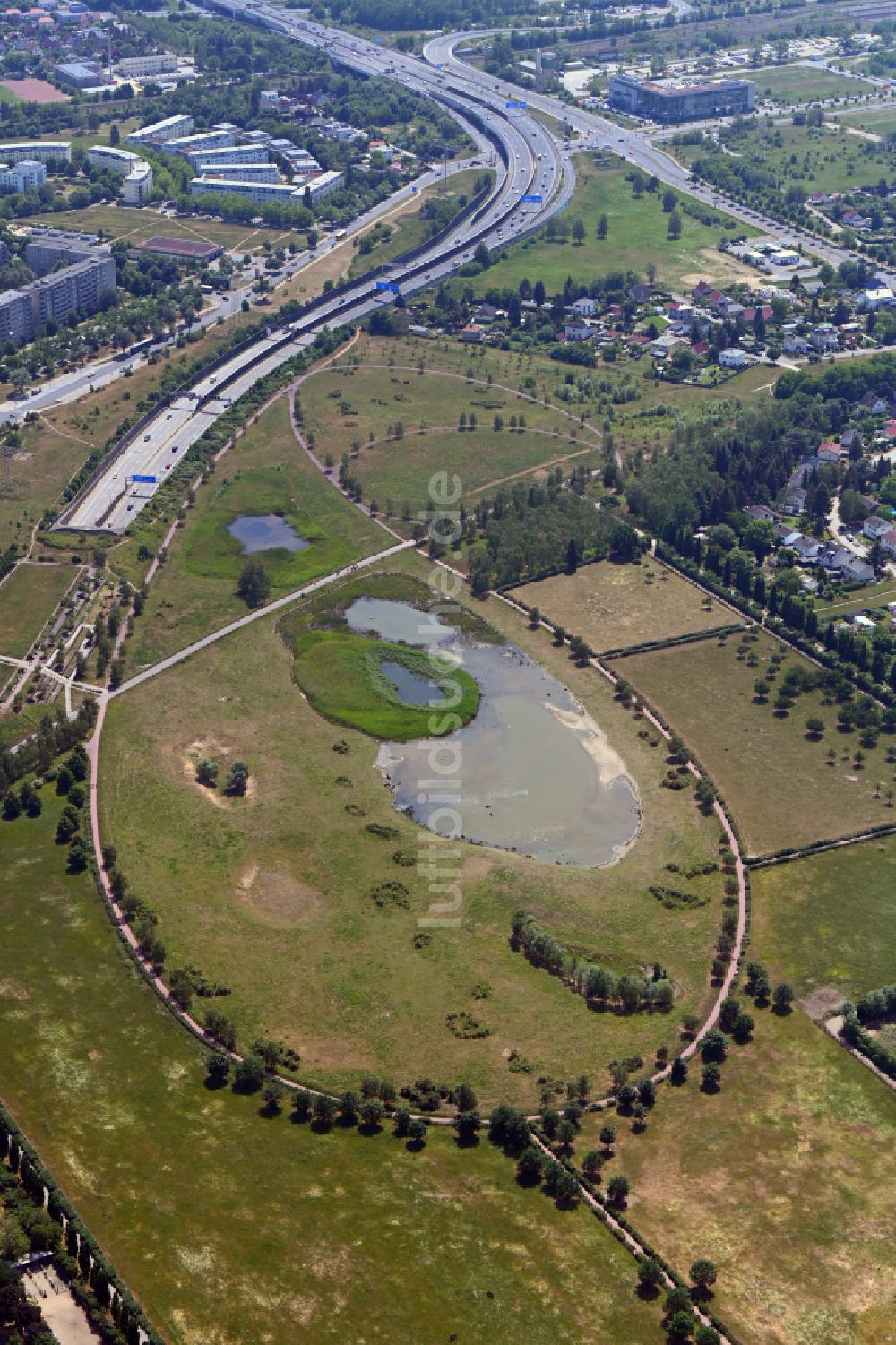 Luftbild Berlin - Grasflächen- Strukturen einer Feld- Landschaft Landschaftspark Rudow-Altglienicke in Berlin, Deutschland