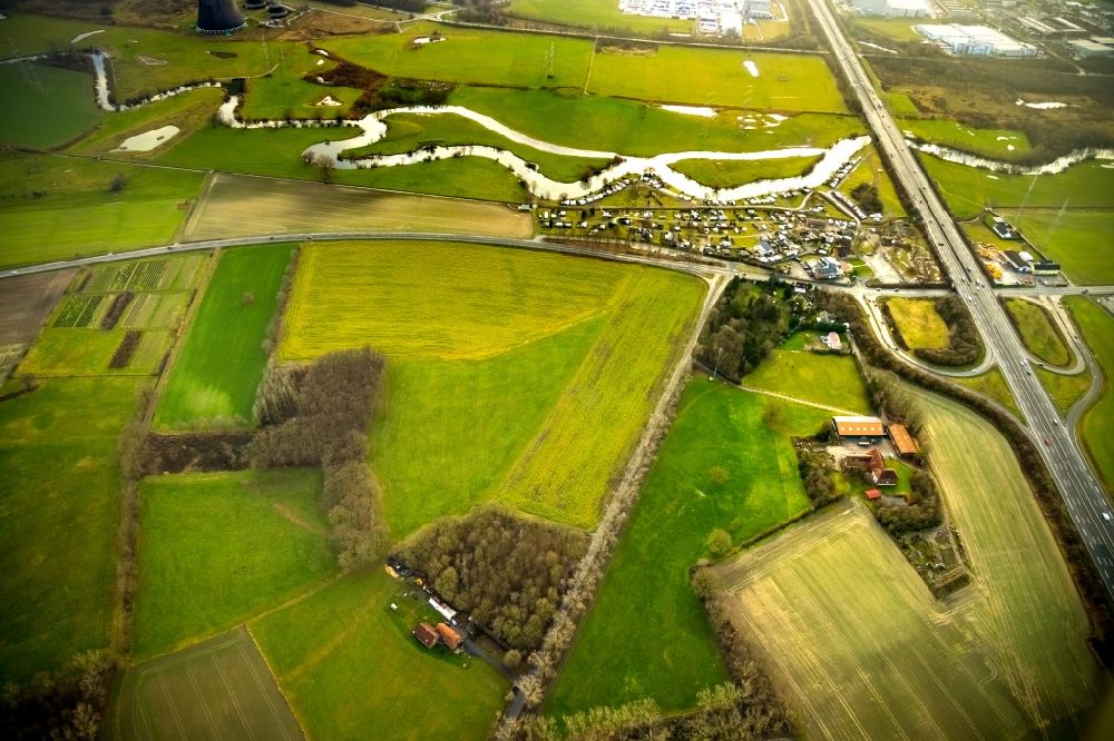 Lippetal von oben - Grasflächen- Strukturen einer Feld- Landschaft in Lippetal im Bundesland Nordrhein-Westfalen, Deutschland