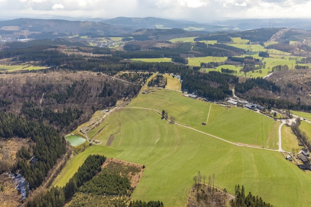 Olpe von oben - Grasflächen- Strukturen einer Feld- Landschaft in Olpe im Bundesland Nordrhein-Westfalen, Deutschland