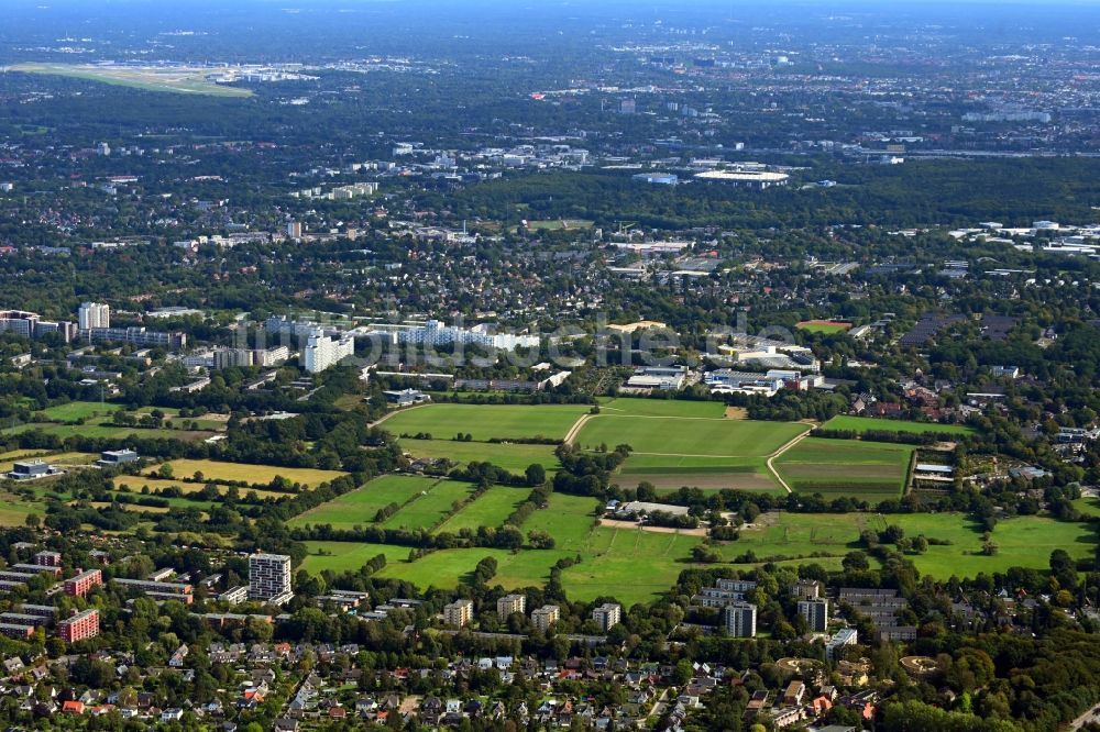 Hamburg aus der Vogelperspektive: Grasflächen- Strukturen einer Feld- Landschaft im Ortsteil Osdorf in Hamburg, Deutschland