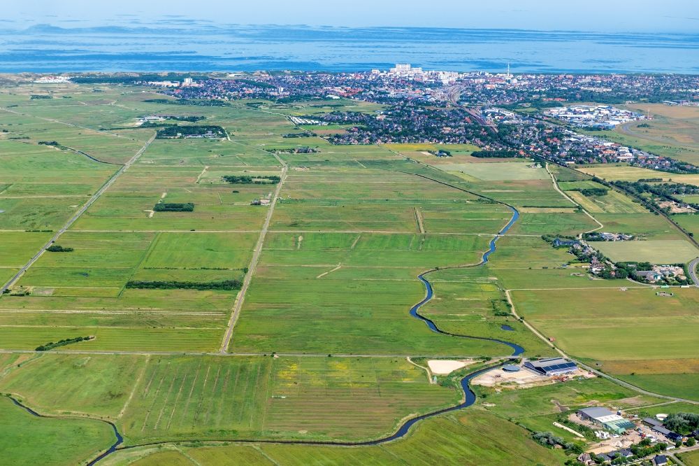 Luftaufnahme Sylt - Grasflächen- Strukturen einer Feld- Landschaft im Ortsteil Tinnum in Sylt im Bundesland Schleswig-Holstein, Deutschland