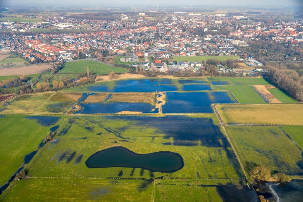 Werne von oben - Grasflächen- Strukturen einer Feld- Landschaft am Ufer der Lippe in Werne im Bundesland Nordrhein-Westfalen, Deutschland