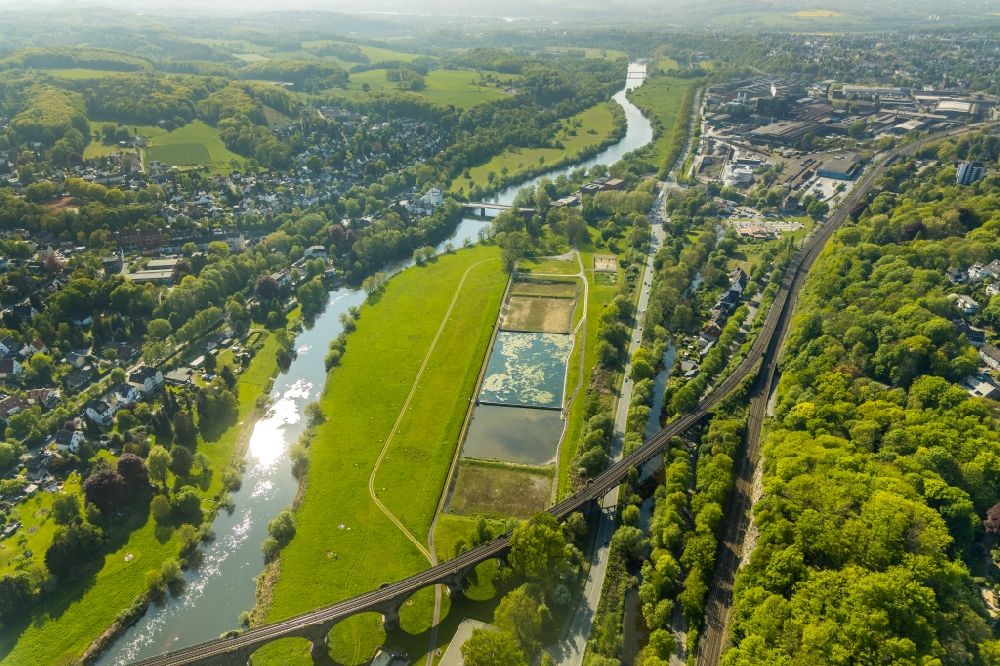 Witten aus der Vogelperspektive: Grasflächen- Strukturen einer Feld- Landschaft am Ufer des Ruhr - Flußverlaufes in Witten im Bundesland Nordrhein-Westfalen, Deutschland
