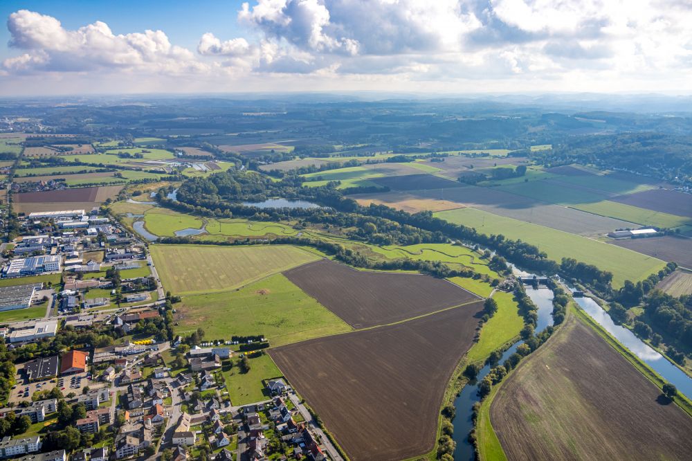 Luftbild Fröndenberg/Ruhr - Grasflächen- Strukturen einer Feld- Landschaft am Ufer der Ruhr in Fröndenberg/Ruhr im Bundesland Nordrhein-Westfalen, Deutschland