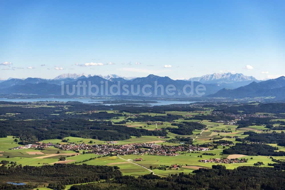 Halfing von oben - Grasflächen- Strukturen einer Feld- Landschaft und Wald-Landschaft mit Blick über den Chiemsee in die Alpen in Halfing im Bundesland Bayern, Deutschland