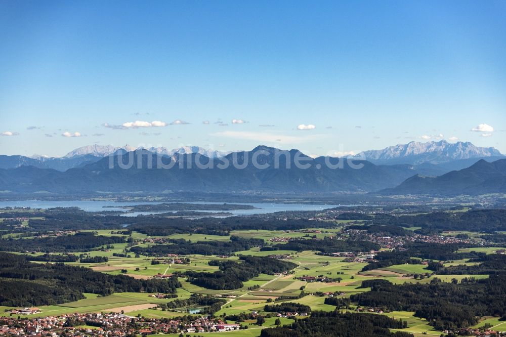 Luftbild Halfing - Grasflächen- Strukturen einer Feld- Landschaft und Wald-Landschaft mit Blick über den Chiemsee in die Alpen in Halfing im Bundesland Bayern, Deutschland