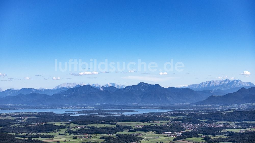Luftaufnahme Halfing - Grasflächen- Strukturen einer Feld- Landschaft und Wald-Landschaft mit Blick über den Chiemsee in die Alpen in Halfing im Bundesland Bayern, Deutschland