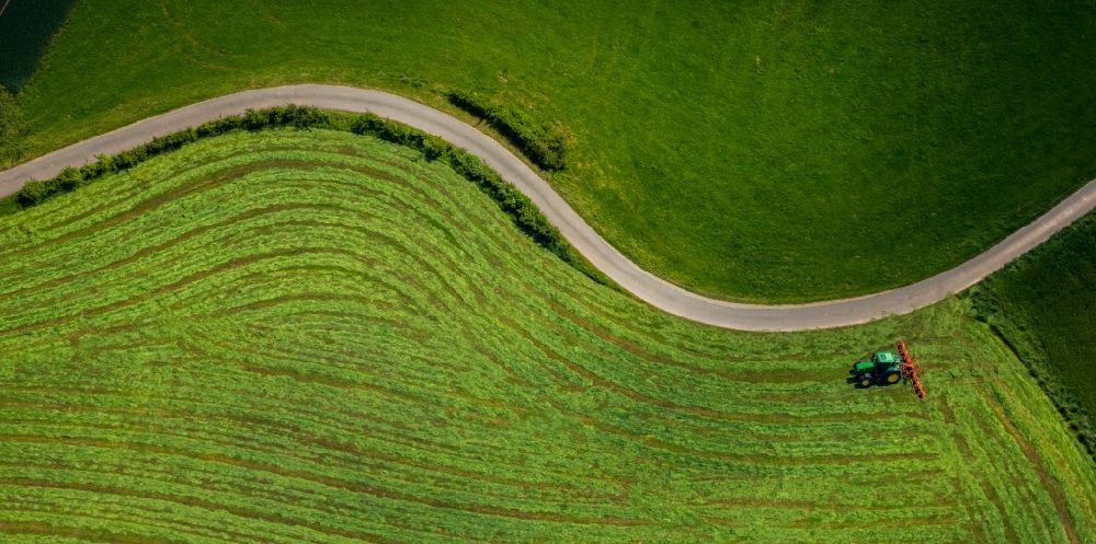 Luftaufnahme Waldeck - Grasflächen- Strukturen einer Feld- Landschaft in Waldeck im Bundesland Hessen, Deutschland