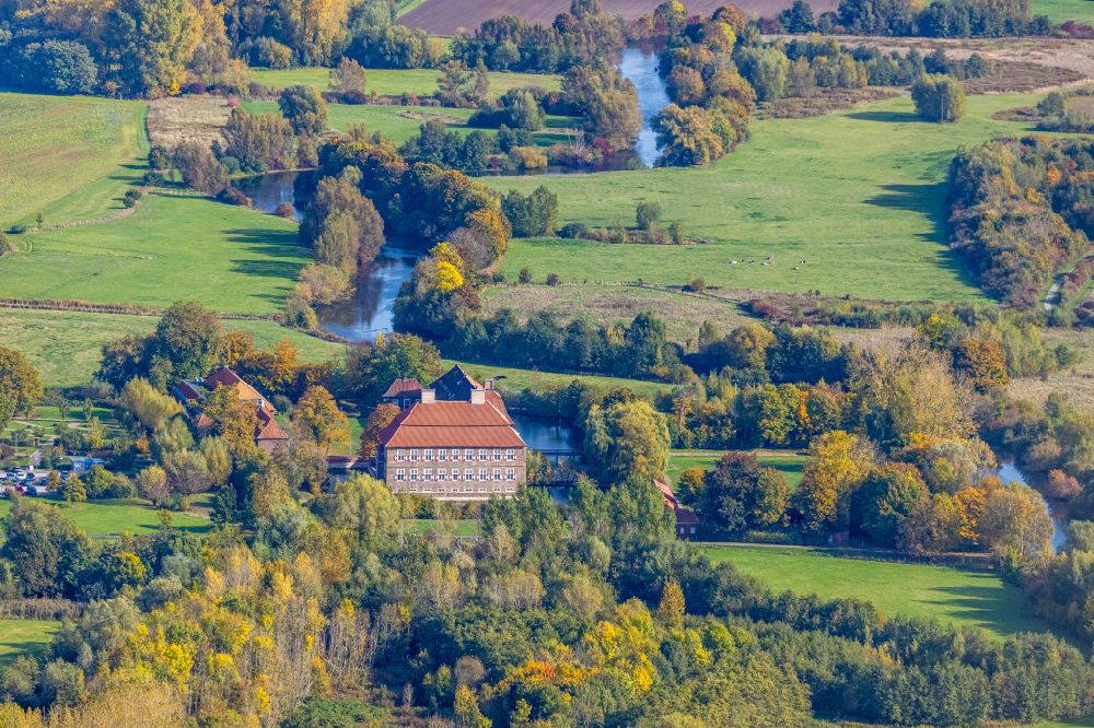 Hamm aus der Vogelperspektive: Grasflächen- Strukturen einer Feld- Landschaft am Wasserschloß Schloss Oberwerries in Hamm im Bundesland Nordrhein-Westfalen, Deutschland
