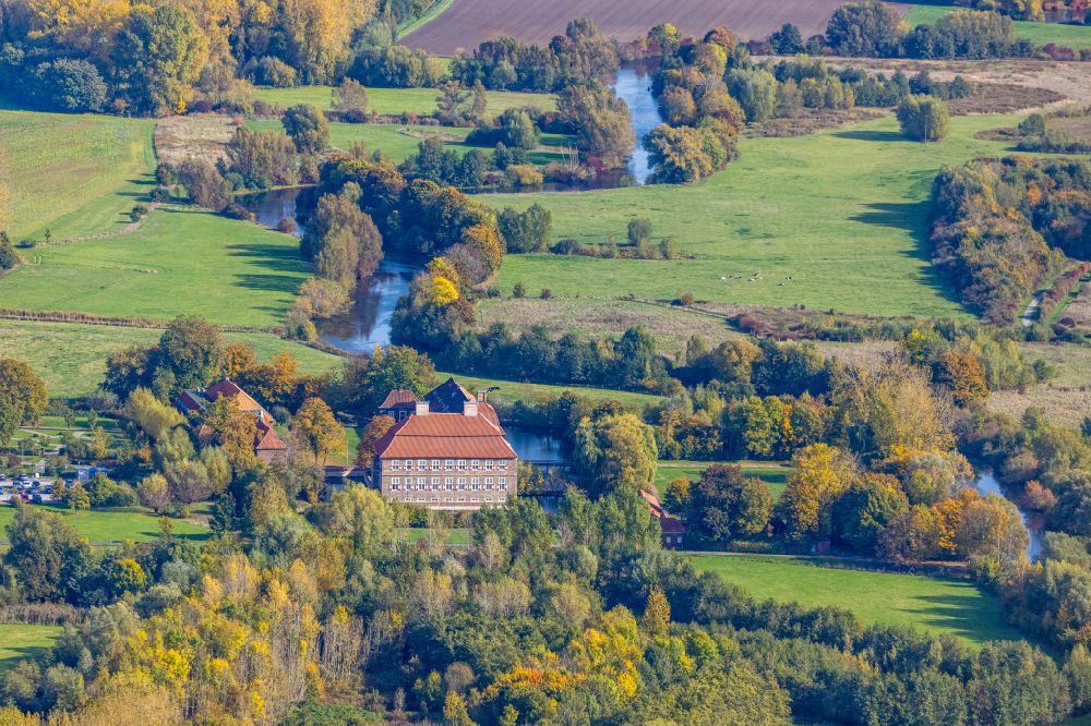 Luftbild Hamm - Grasflächen- Strukturen einer Feld- Landschaft am Wasserschloß Schloss Oberwerries in Hamm im Bundesland Nordrhein-Westfalen, Deutschland