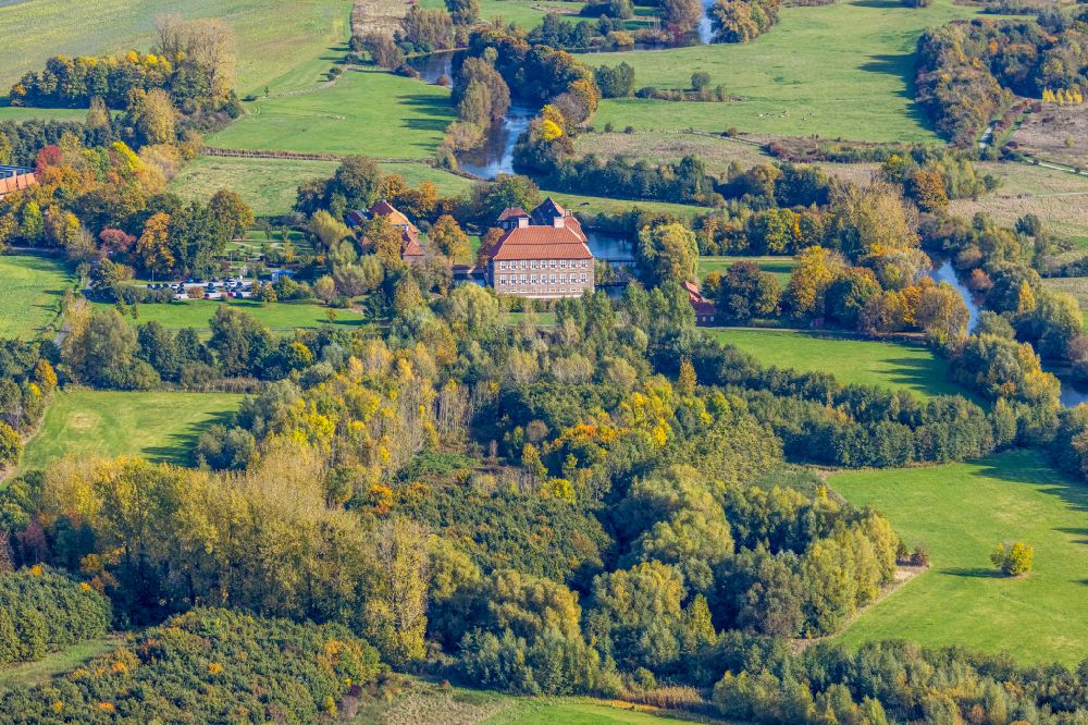 Luftaufnahme Hamm - Grasflächen- Strukturen einer Feld- Landschaft am Wasserschloß Schloss Oberwerries in Hamm im Bundesland Nordrhein-Westfalen, Deutschland