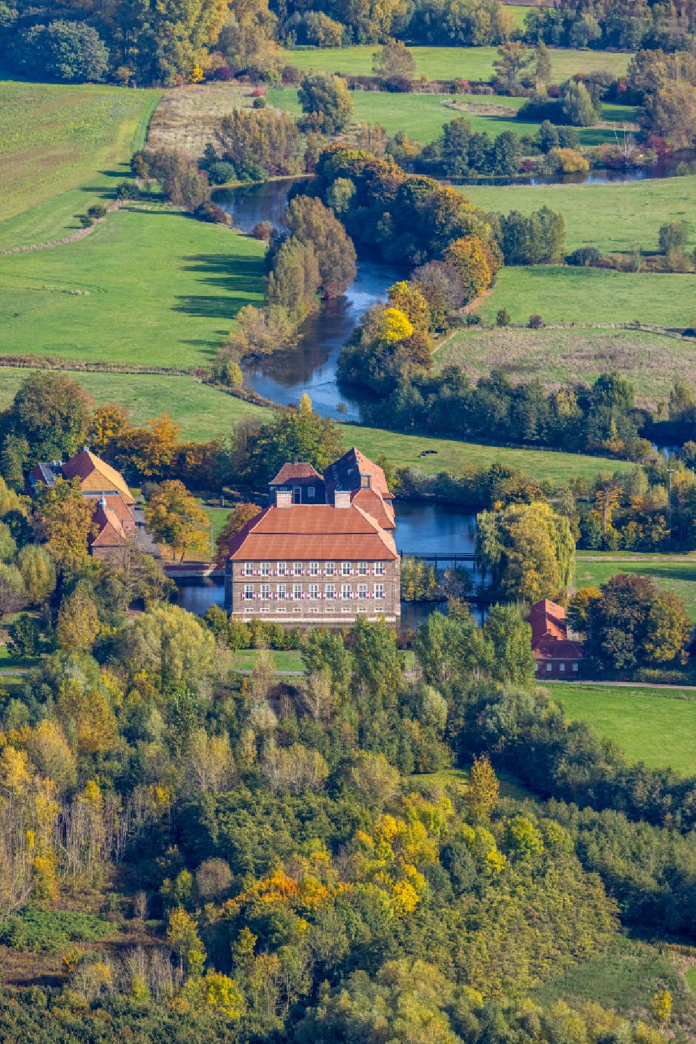 Hamm von oben - Grasflächen- Strukturen einer Feld- Landschaft am Wasserschloß Schloss Oberwerries in Hamm im Bundesland Nordrhein-Westfalen, Deutschland