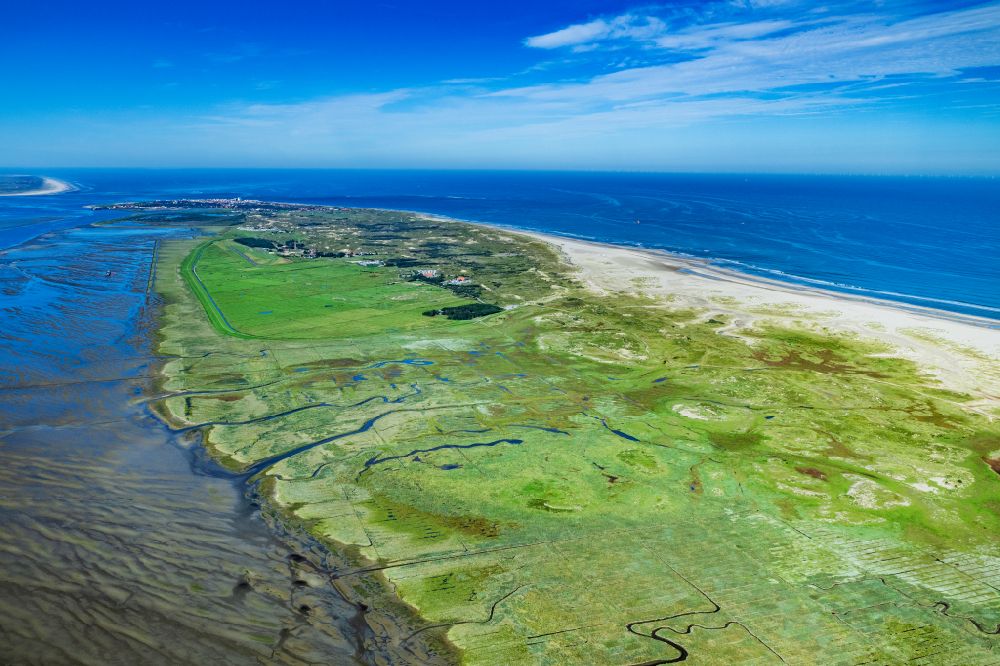 Luftbild Norderney - Grasflächen- Strukturen einer Salzwiesen- Landschaft Südostküste auf der Insel Norderney im Bundesland Niedersachsen, Deutschland