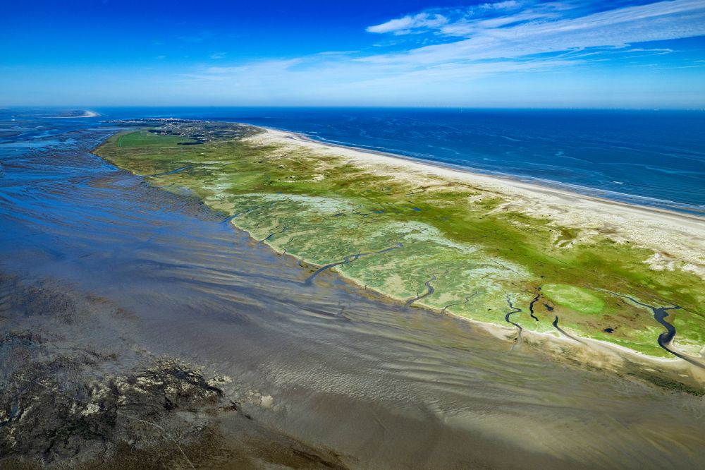 Luftbild Norderney - Grasflächen- Strukturen einer Salzwiesen- Landschaft auf der Südseite der Insel Norderney im Bundesland Niedersachsen, Deutschland
