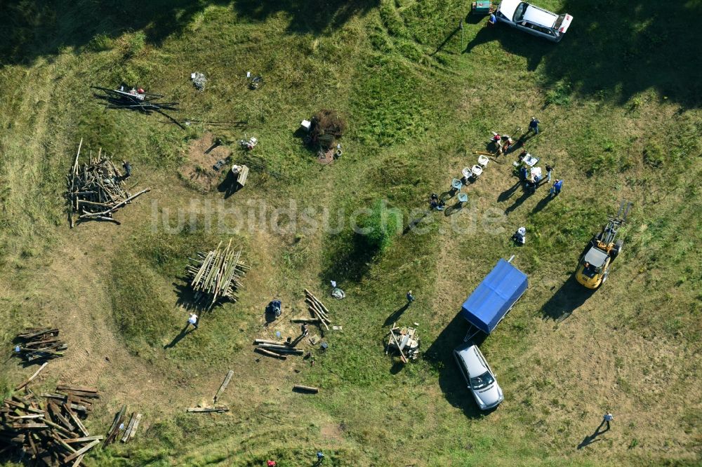 Luftaufnahme Bernau - Grasflächen- Strukturen mit Teilnehmern eines Lagerfeuer- Treffens in Bernau im Bundesland Brandenburg, Deutschland