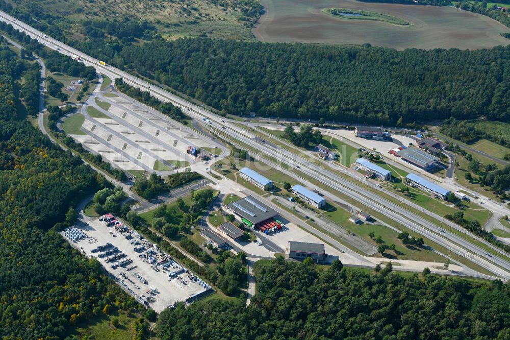 Nadrensee aus der Vogelperspektive: Grenzübergangsstelle an der Autobahn BAB A11 in Pomellen im Bundesland Mecklenburg-Vorpommern, Deutschland