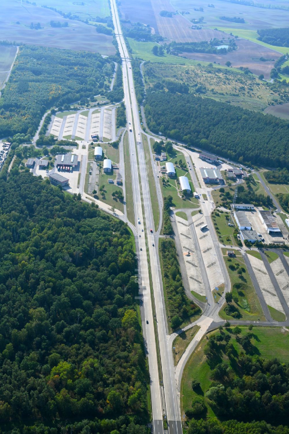Luftaufnahme Nadrensee - Grenzübergangsstelle an der Autobahn BAB A11 in Pomellen im Bundesland Mecklenburg-Vorpommern, Deutschland