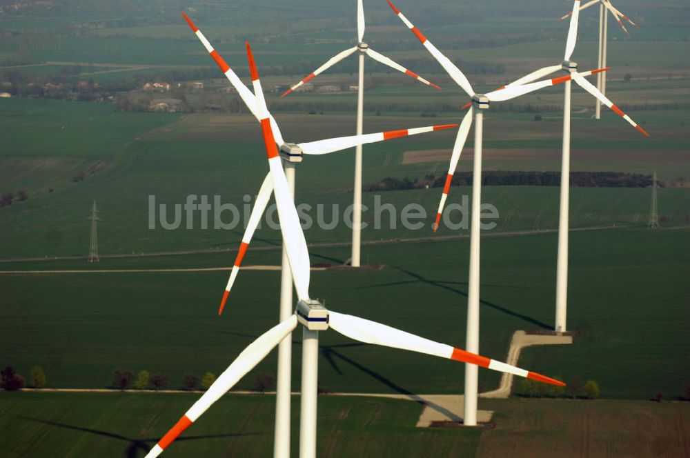 Luftbild GREUßEN - GREUßEN 10.04.2009 Blick auf die VESTAS Windkraftfelder südlich von Greußen in Sachsen-Anhalt.