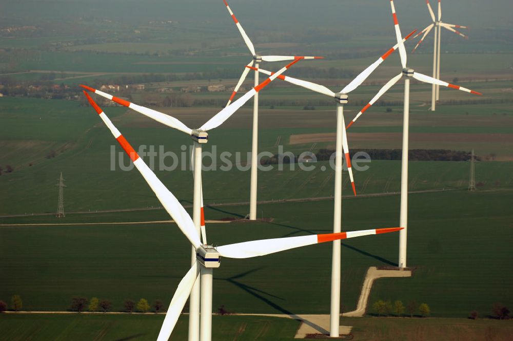 Luftaufnahme GREUßEN - GREUßEN 10.04.2009 Blick auf die VESTAS Windkraftfelder südlich von Greußen in Sachsen-Anhalt.