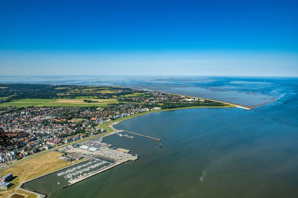 Cuxhaven aus der Vogelperspektive: Grimmershörnbucht mit Deichanlage und Strandkörben in Cuxhaven-Döse im Bundesland Niedersachsen