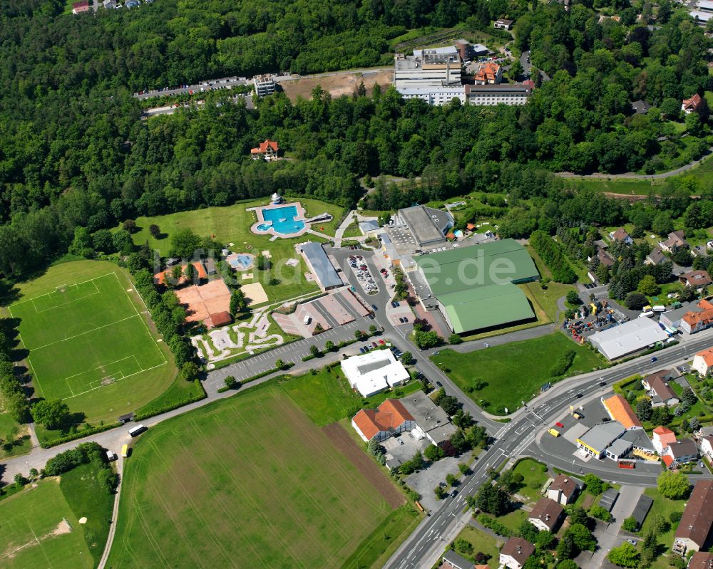 Luftaufnahme Lauterbach (Hessen) - Grün- farbiger Tennisplatz- Sportanlage in Lauterbach (Hessen) im Bundesland Hessen, Deutschland