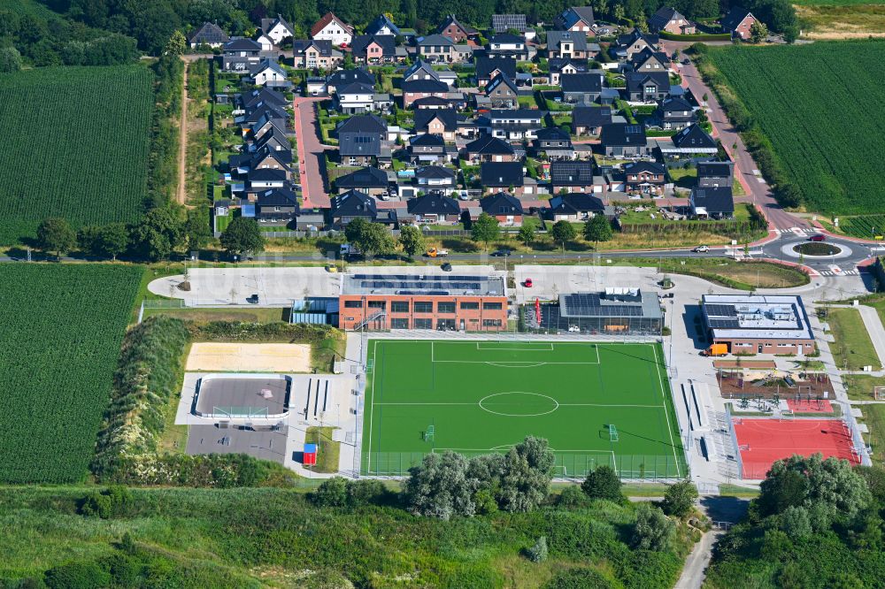 Loxstedt aus der Vogelperspektive: Grün- farbiger Tennisplatz- Sportanlage und Sport- und Freizeitanlage in Loxstedt im Bundesland Niedersachsen, Deutschland