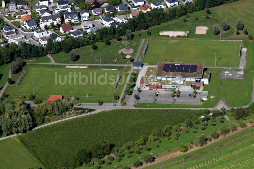 Luftaufnahme Ilsfeld - Grün- farbiger Tennisplatz- Sportanlage der Tiefenbachhalle am Ochsenweg in Ilsfeld im Bundesland Baden-Württemberg, Deutschland