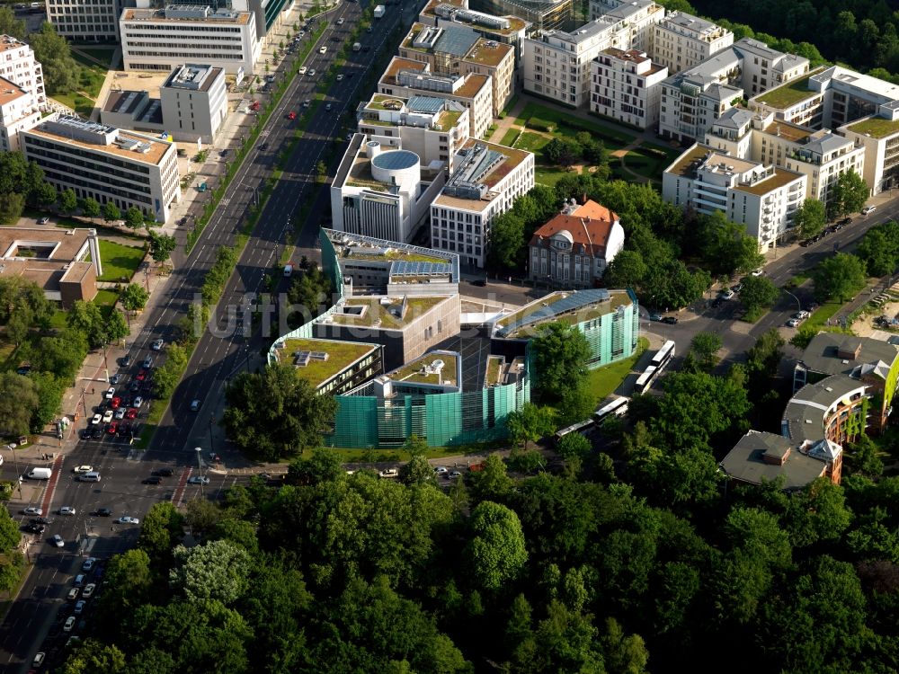 Luftaufnahme Berlin - Grüne Fassade des Gebäudes der Nordischen Botschaften in Berlin Tiergarten