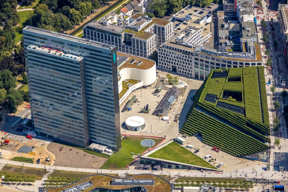 Luftaufnahme Düsseldorf - Grüner Gebäudekomplex des Einkaufszentrum Ingenhoven-Tal - Köbogen 2 in Düsseldorf im Bundesland Nordrhein-Westfalen, Deutschland