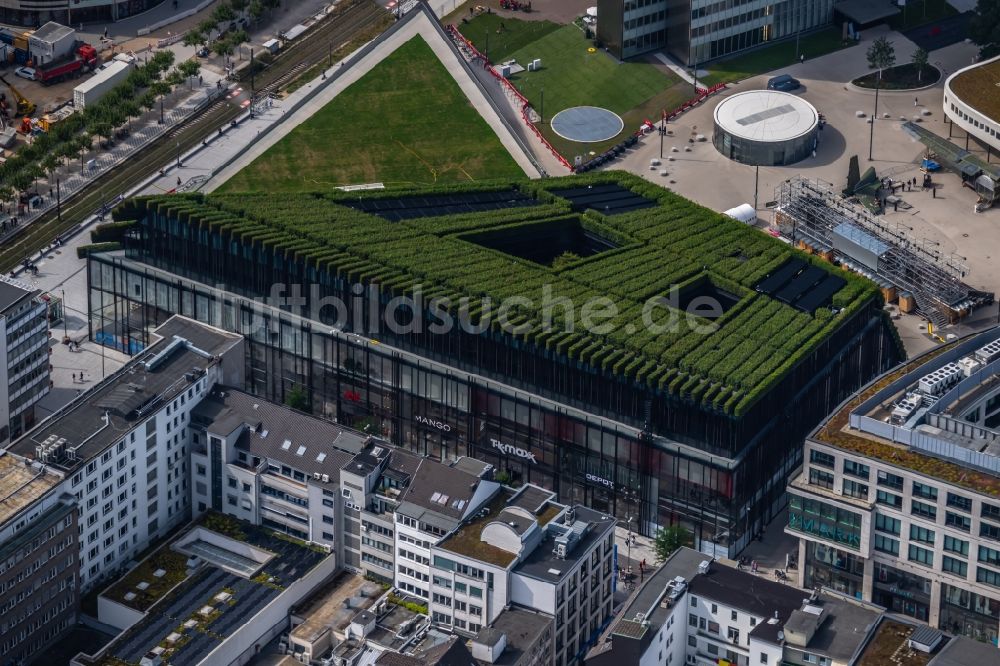 Düsseldorf von oben - Grüner Gebäudekomplex des Einkaufszentrum Ingenhoven-Tal - Köbogen 2 in Düsseldorf im Bundesland Nordrhein-Westfalen, Deutschland