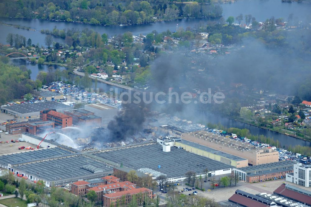Luftaufnahme Berlin Spandau - Großbrand einer Lagerhalle in Siemensstadt in Berlin-Spandau
